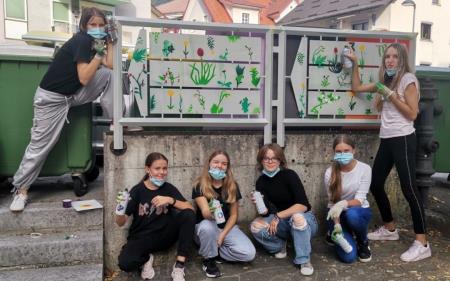 Poslikave označevalnih tabel s Scopolijevimi cvetlicami_foto OŠ Idrija